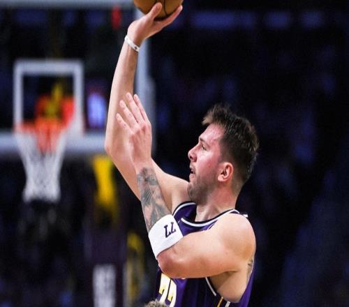 轰35+13+9+5断2帽！东契奇又刷纪录湖人五连胜手臂肌肉更为抢眼