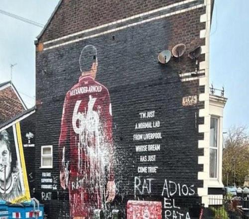 利物浦当地的阿诺德纪念壁画被破坏，记者：工作人员正在修复