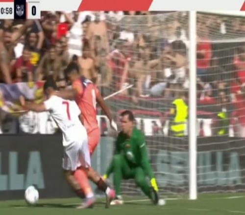 西甲争议判罚！阿劳霍送点后暴怒，弗里克不满，桑切斯一蹴而就