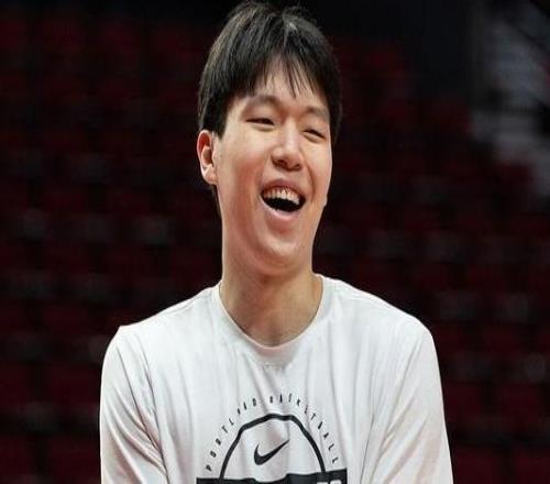 杨瀚森发社媒称头部无碍：问题不大谢谢大家关心