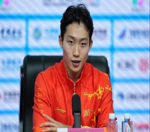 十五运会跳水男子三米板王宗源夺冠，何超时隔八年再登领奖台