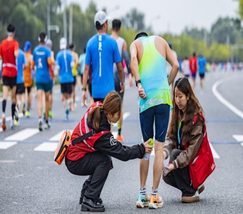万名跑者穿越“科创走廊”，北京海淀马拉松今日举行