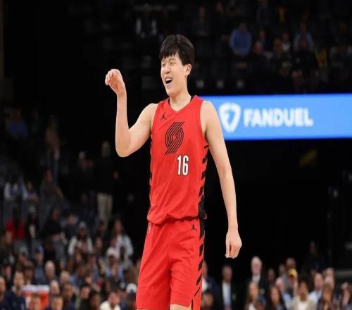 杨瀚森NBA常规赛首次首发球衣拍出42356元高价，球衣由开拓者官方提供，中国球迷多次参与竞拍