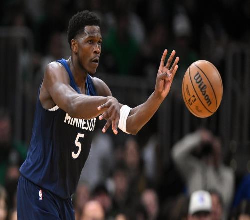 爱德华兹：乔丹仅用背部就能完成低位单打，其他人很难做到