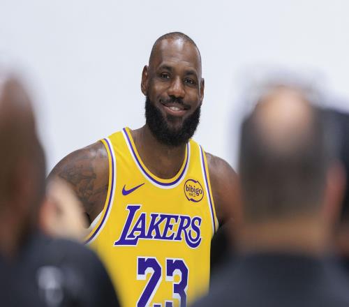 除了退役詹姆斯还能选什么ESPN晒4种可能：签3年1.88亿打到45岁