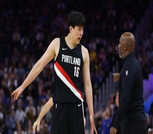 被打哭了，杨瀚森NBA季前赛收官撞新秀墙，3分0板帽6犯再被罚下