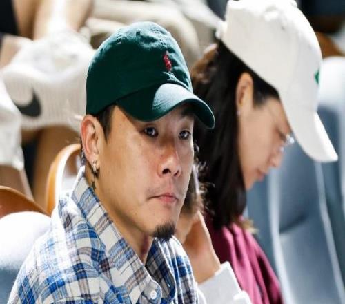 王大雷观战宁波网球公开赛女双决赛 ，萨姆索诺娃组合夺冠