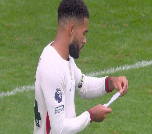 切尔西赛中偷看战术小纸条，球迷热议：请给古斯托安排红牌