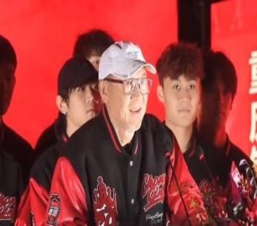 张外龙：曾跟球迷承诺一定会回到重庆跪谢最努力的球员们