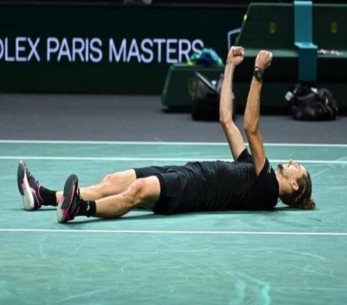 巴黎大师赛：兹维列夫2-1逆转淘汰梅德韦杰夫，后者无缘总决赛