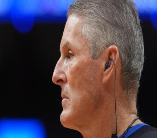 记者：NBA计划从11月1日起逐步为裁判提供耳机