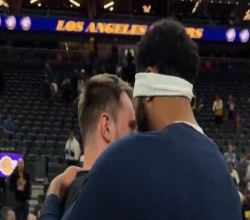 场面欢乐！东契奇和浓眉在赛后热烈拥抱，有说有笑