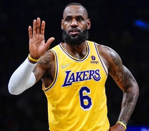 仅差32次！仅差45个！老詹迎来两项神级里程碑，愈老愈妖