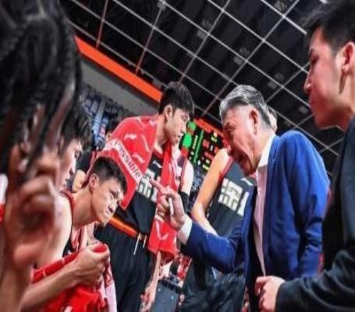 不容易！56岁老帅，3年3次“下课”，如今再度掌印，率队打进前8