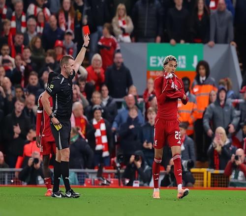 埃基蒂克进球染红，斯洛特批其行为愚蠢