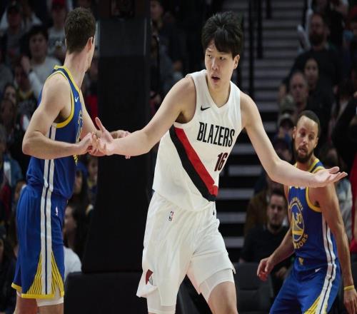 杨瀚森下放NBA发展联盟事出有因，开拓者两手准备，教练用心良苦