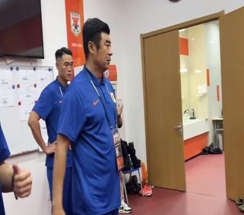 提前告别瓦科赠王大雷球衣韩鹏为重建打基础泰山为自己拼海港