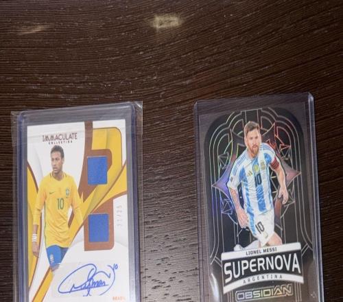 埃利奥特晒内马尔与梅西的球星卡，并配上了GOAT的emoji