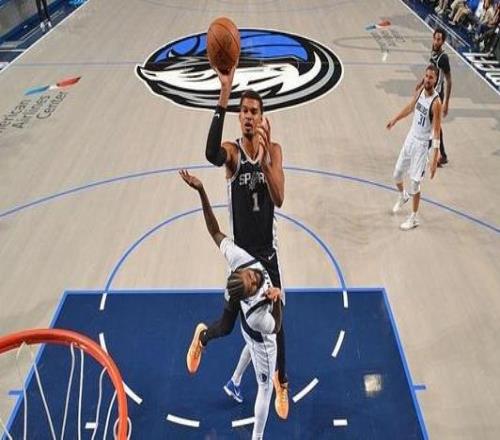 文班40+15弗拉格10+10马刺大胜独行侠