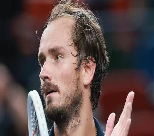 梅德韦杰夫2-1击败穆泰夺冠，终结长达882天的冠军荒