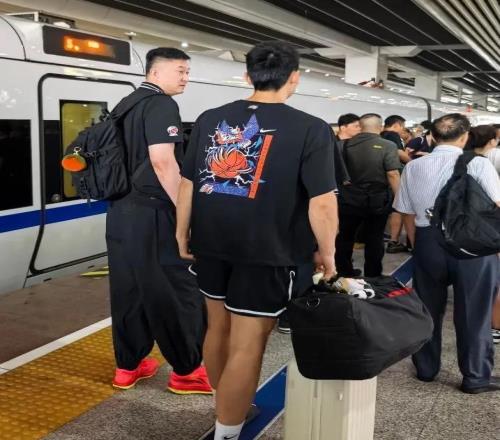 入乡随俗！广东新援完成入队仪式球迷调侃这才算是真加盟