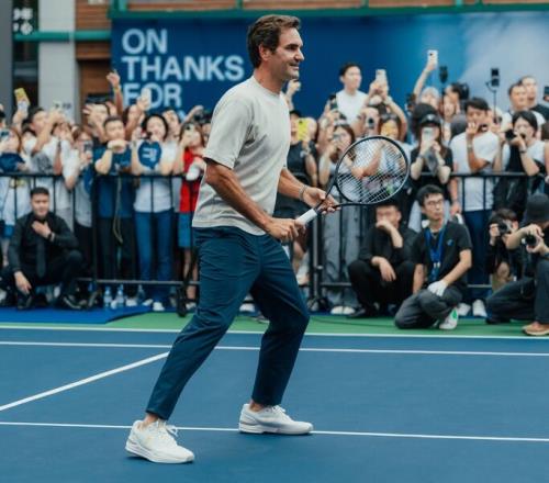 费德勒上海开练梦回球员时期，穆雷调侃老费发球还能提升