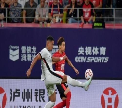 中超变天，成都蓉城暴揍卫冕冠军登上榜首，保级军团乱成一锅粥