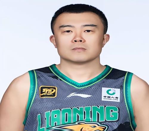 他是辽篮队长，因一句承诺模特妻子等他6年，今38岁退役转型成功