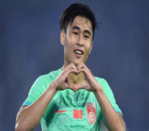 申花酝酿阵容调整，26岁国脚级中场悍将或遭清洗，新东家浮出水面