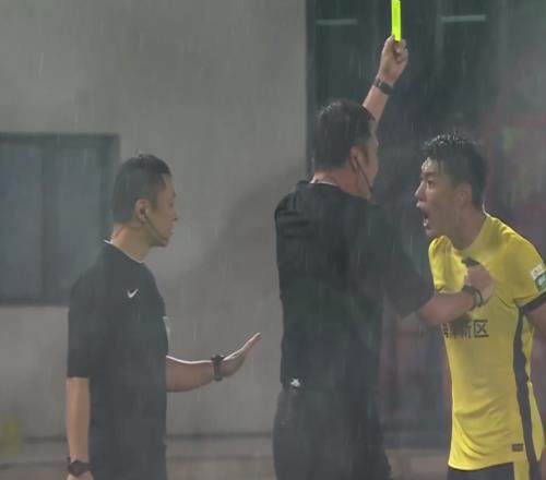 11！青岛西海岸半场遭遇“2红牌”，张呈栋疑似对裁判“国骂”
