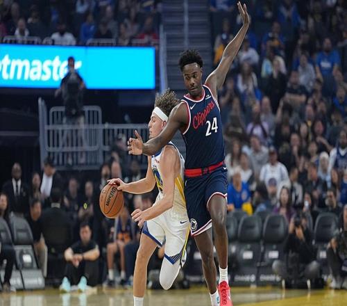 一点进步都没有！快船锋线新星在季前赛期间的表现堪称灾难