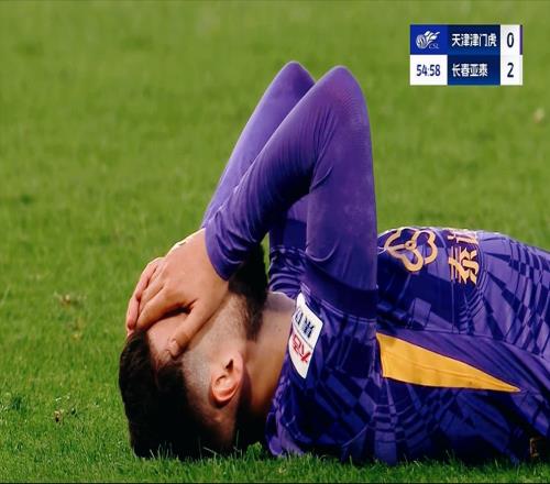 致命的红牌！补时2球！中超命运1战：老牌劲旅痛失好局，球迷落泪