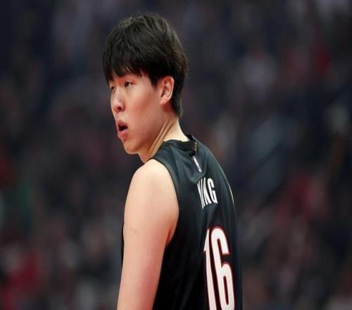 有些挣扎！杨瀚森的NBA正赛首秀，和前辈姚明差不多