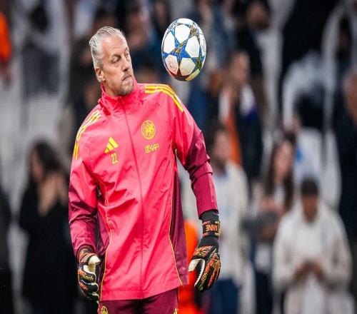 41岁348天，阿贾克斯门将帕斯费尔成欧冠历史第三年长出场球员