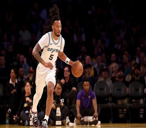 面对湖人狂砍30分！马刺后场新星正在向一名巨星迈进