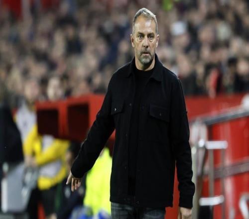 世体：遭遇小意外，巴萨主帅弗里克训练场上摔倒导致手部受伤