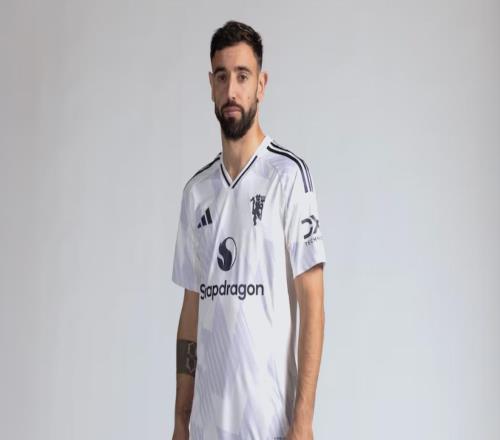 曼联双红会将身穿白色客场球衣，为该球衣本赛季首次亮相