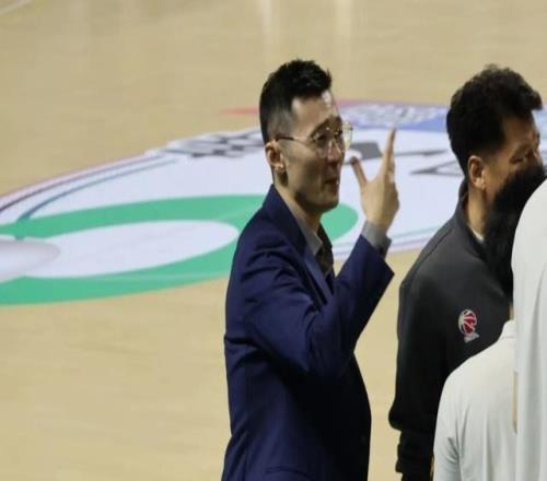 正式确定！CBA争议后卫完成转会，加盟新疆男篮，刘炜力排众议