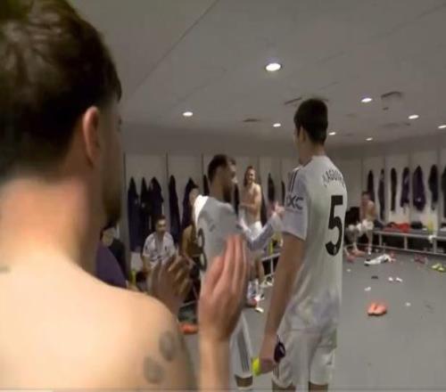 曼晚：马奎尔在更衣室收到队友拥抱，球员认为曼联迎来转折点