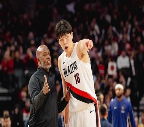 比卢普斯回应杨瀚森空位接不到球：我会让他更多组织进攻