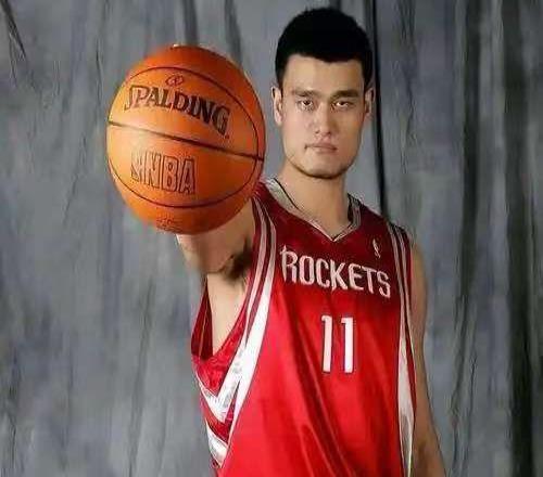 姚明45岁开始领NBA退休金，每月约1.3万，网友：羡慕，淌口水了