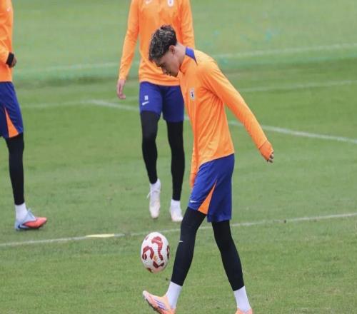 山东泰山队积极备战主场与上海海港队的中超比赛