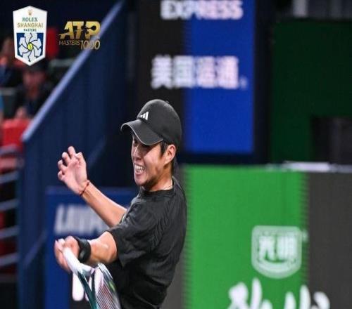 梅德韦杰夫2-1艰难击败勒纳-钱，跻身上海大师赛男单八强