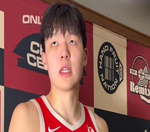 轰两双采访！杨瀚森谦逊谈一般，保持笑嘻嘻，主帅赞其攻守表现！