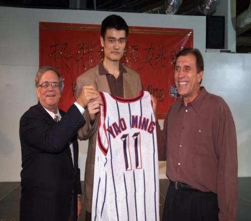 姚明是02年NBA状元，那一年的探花、榜眼是谁他们的生涯如何