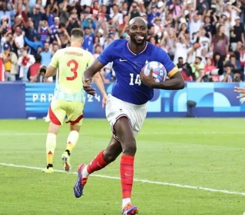 从水货到新晋国脚！28岁法国锋霸，用汗水铸就“非典型”中锋之路