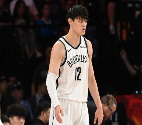 曾凡博中国赛次战被弃用引争议：沦为卖票吉祥物大概率回CBA争冠