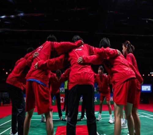 中国队2-0印尼斩获羽毛球世青赛混团冠军，谌龙担任教练