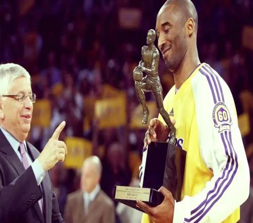 强如科比，生涯为何仅有一次MVP看完他的对手，才发现输得不冤