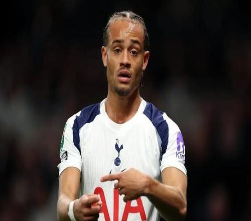 同样22岁来自德甲：西蒙斯和维尔茨一起在英超迷失